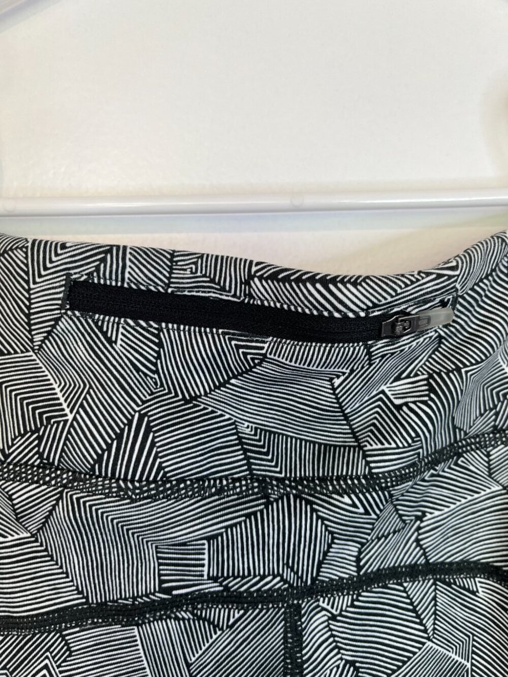 Nike Running Dri-Fit Black White Geometric Pattern 3/4 Leggings - Picture 6 of 6